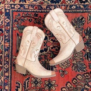 STERLING RIVER white and brown distressed cowgirl boots